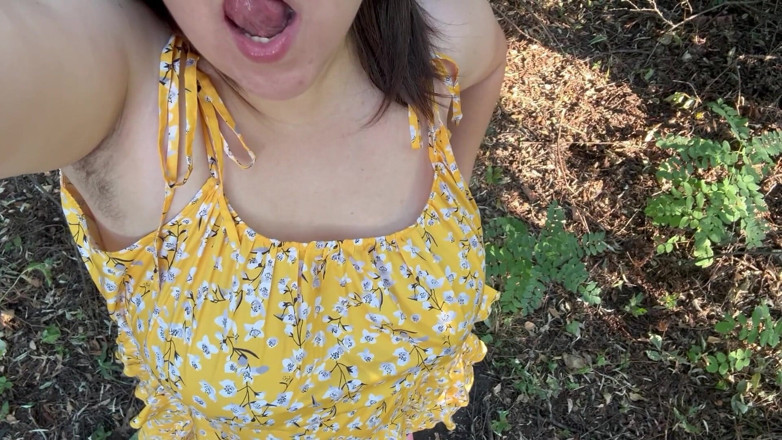 Milky Mari: Děvka milf ukazuje svou chlupatou kundičku venku a masturbuje k...