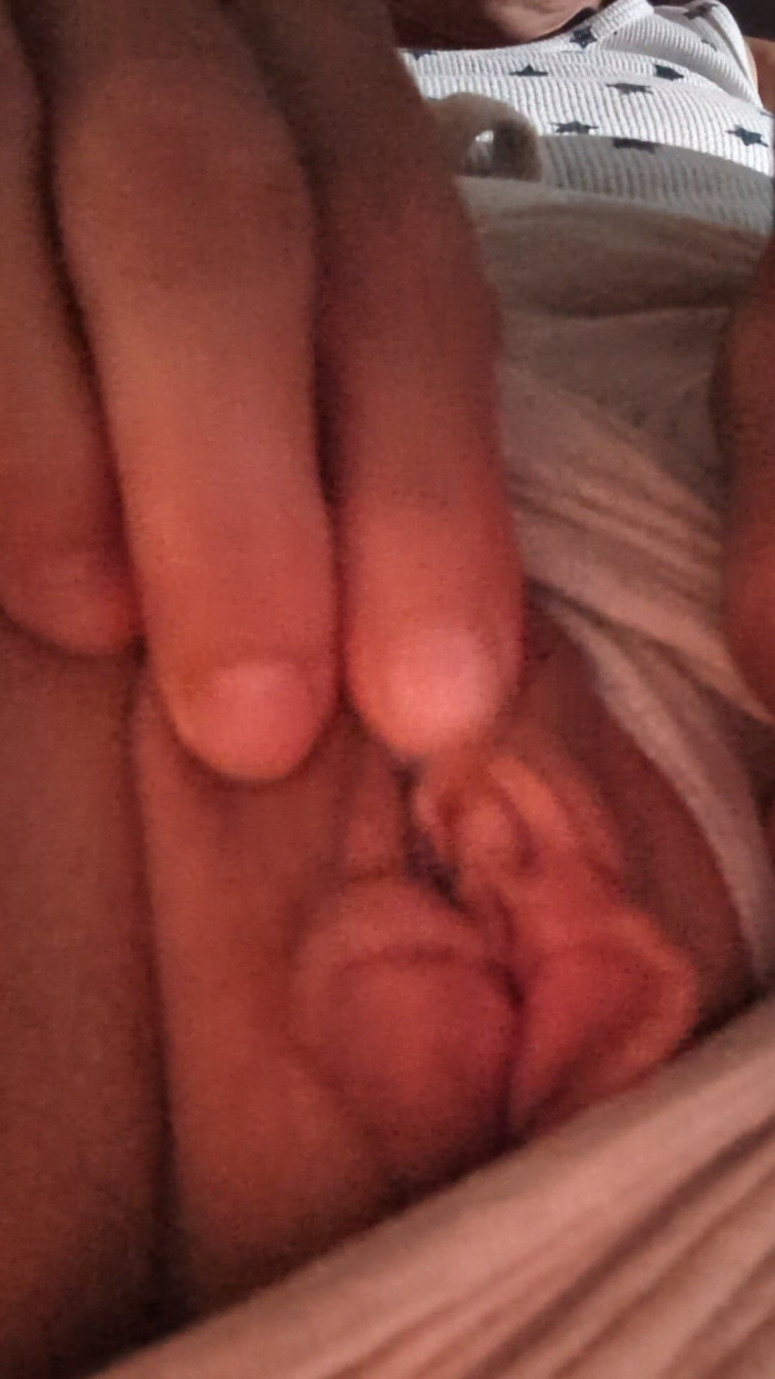 Jamponie Sexy Hot Milf: Sinsice doruğa sahip orta yaşlı seksi kadın amcık parmakla tek...
