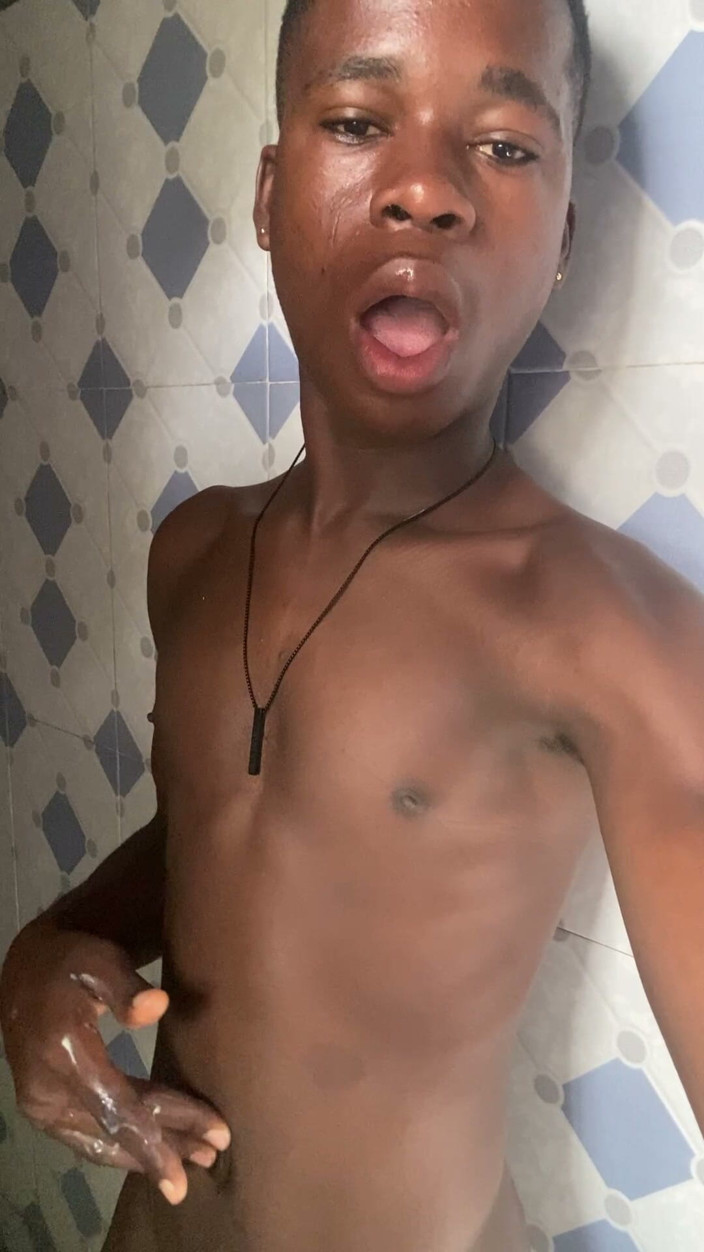 Smallmighty: Playing with My Belly Button