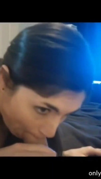 Amateur-ehefrau lutscht schwanz und isst sperma, während sie ihren selbstgedrehten anal-porno guckt
