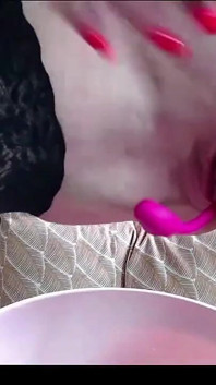MILF Rusia yang cantik menunjukkan bibir pepeknya yang menakjubkan
