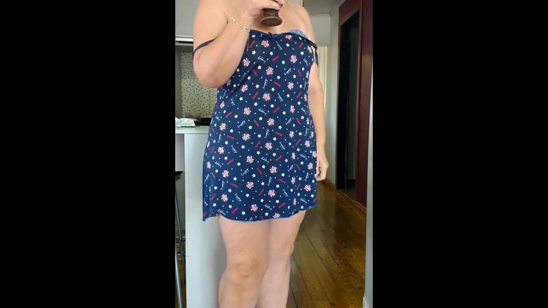 Priscila: Mi-am filmat mama vitregă dimineața într-o rochie transparentă.