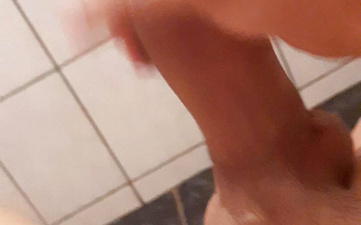 Brayer: Sperma im badezimmer, nachdem sie lecker masturbiert hat