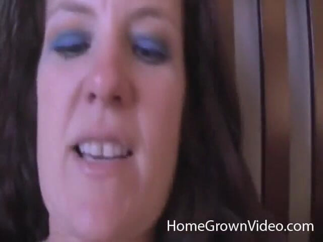 Homegrown Wives: Morena con curvas Annabelle se folla a una polla de...