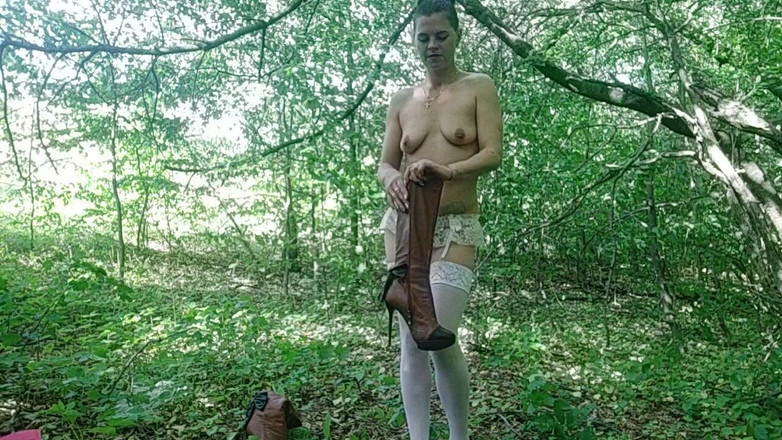 DirtyLubov: 用肛塞在森林里自慰
