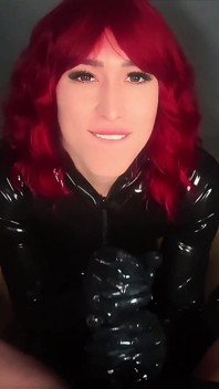 Stiefpapi bekommt erstaunlichen handjob und blowjob von latex-sissy