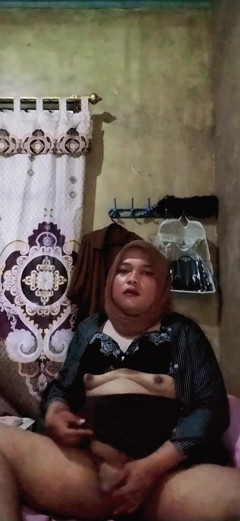 Hijab Shemale Is Horny Before Going Work
