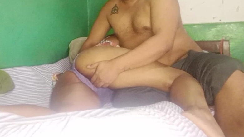 BigassMILF40: 큰 엉덩이의 갈색 머리의 맛있는 오럴