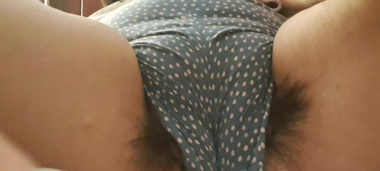 Mommy big hairy pussy: Şortlu amcığını gösteriyor