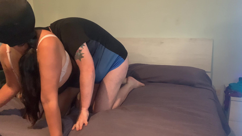 CoppiaCollant: Esposa habla con amante y marido masturba su polla