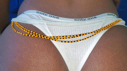 QUEENLYSSA: Meu vizinho gostou de como eu era mastrubete com janela...