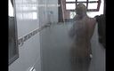 Amateurs videos: Rubia con hermosas curvas naturales tomando una ducha