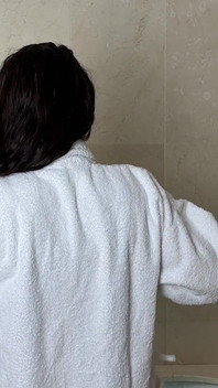 화장실에서 브래지어를 제외한 옷을 벗는 미시 여자