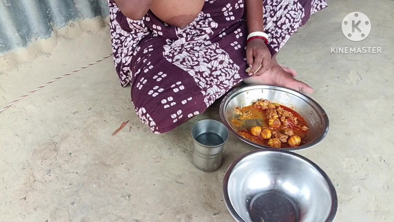 Chmeli1: Ấn Độ bhabhi ăn roti với gà và vui vẻ