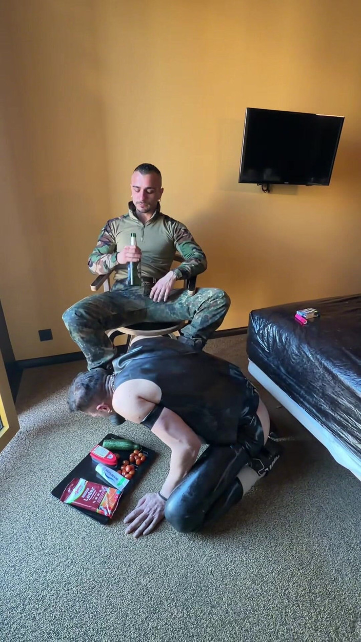 Cristo kink: Worship His Boots, Slave!