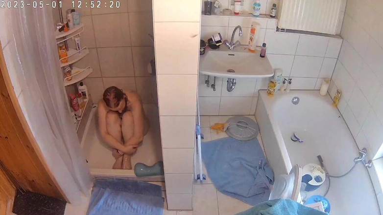 KittieNoOne: Kepergok lagi masturbasi di kamar mandi