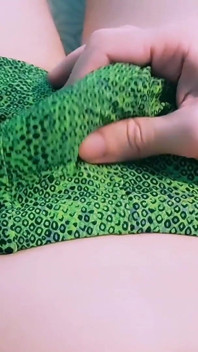 Tipul În Costum De Baie Verde Frumos Își Masează Erotic