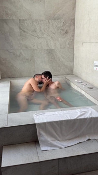 Midtwink Berhubungan Seks dengan Orang Dewasa di Jacuzzi