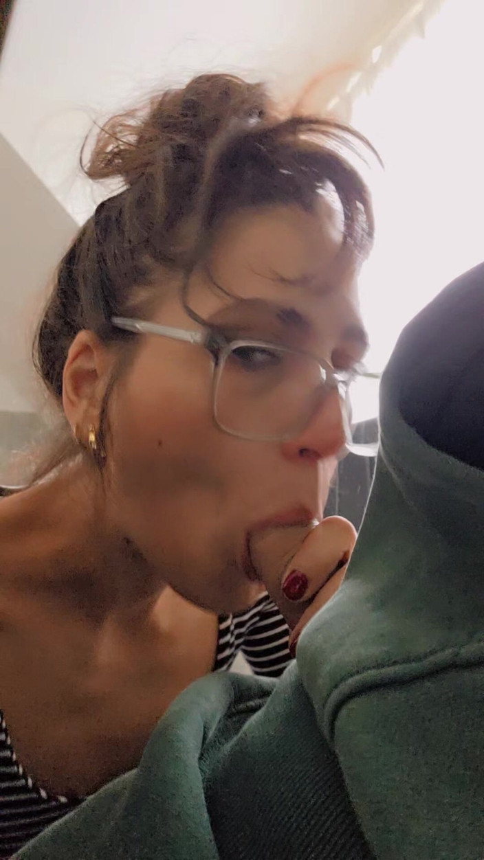 W33D PORN: Мина Джавед ужасно дует — чистое сосание!