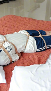 La novia inocente está atada con cuerdas en su uniforme universitario