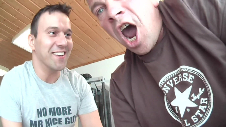 Horny girls want to fuck: Blonďatá hračka bušená a saje koule muži