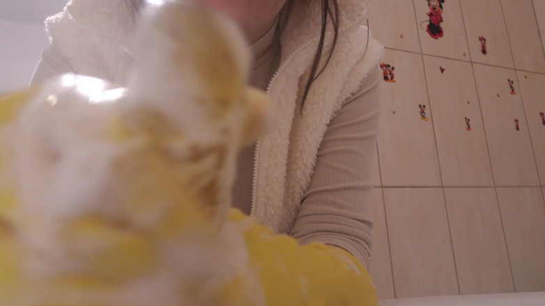 AmayaMori: 노란색 식기세척기 장갑을 끼고 딜도로 목욕을 하고 흰 거품과 비누를 많이 낀 의붓여동생