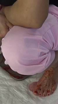 Aku menginjak-injak stroberi dengan kakiku dan kencing di dalamnya