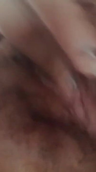 Une géante sexy joue avec sa grosse chatte