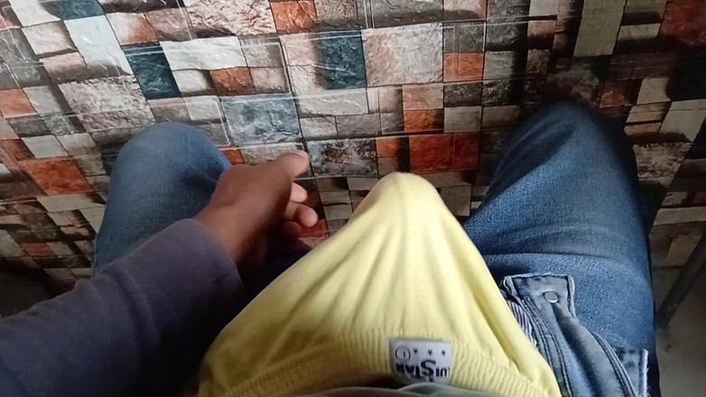 Hornyboy2058: 義理の妹のお尻を見た後、私は自分の大きな膨らみに触れ、下着姿でオナニーをしました