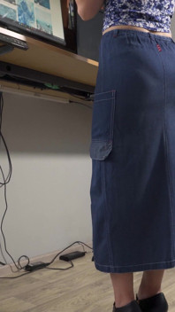 La segretaria miLF in gonna di jeans stuzzica la linea di mutandine visibile