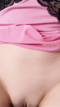내가 전화로 남자와 이야기하려고 하는 동안 그는 나를 열심히 따먹고 내 얼굴에 들어왔어!
