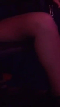 Awek blonde matang dikongkek dalam pesta seks gangbang kelab liar