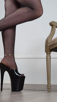 Collection de chaussures, mules noires brillantes extrêmes - Dame Olga