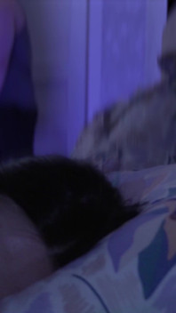 Můj nevlastní otec vypadá, že si jeho noční návštěvy opravdu užívám