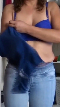 La mia bellissima cognata si veste davanti a me e mi chiede di sborrare sul suo culo grosso