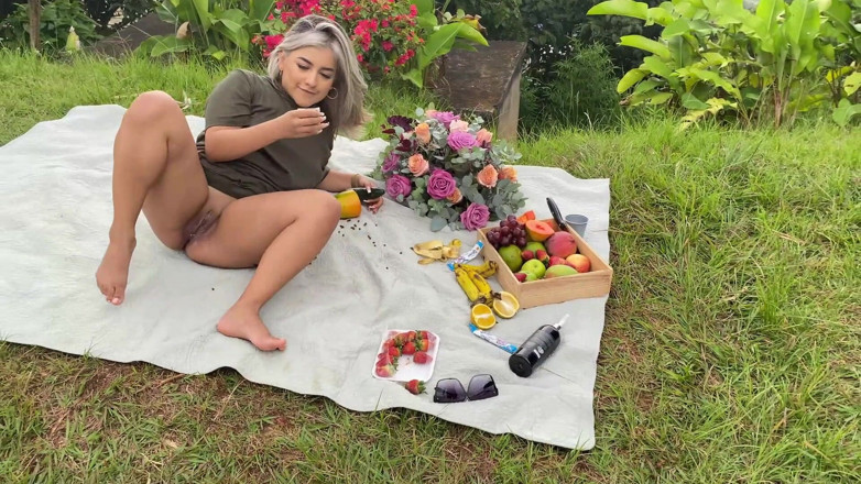 Naty Delgado: Ngày đi dã ngoại! Tôi đụ cái lồn ướt át khít khao của tôi...