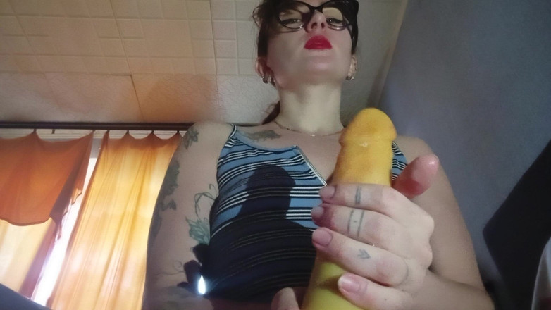 HellENXxOo: La matrigna insegna a masturbarsi