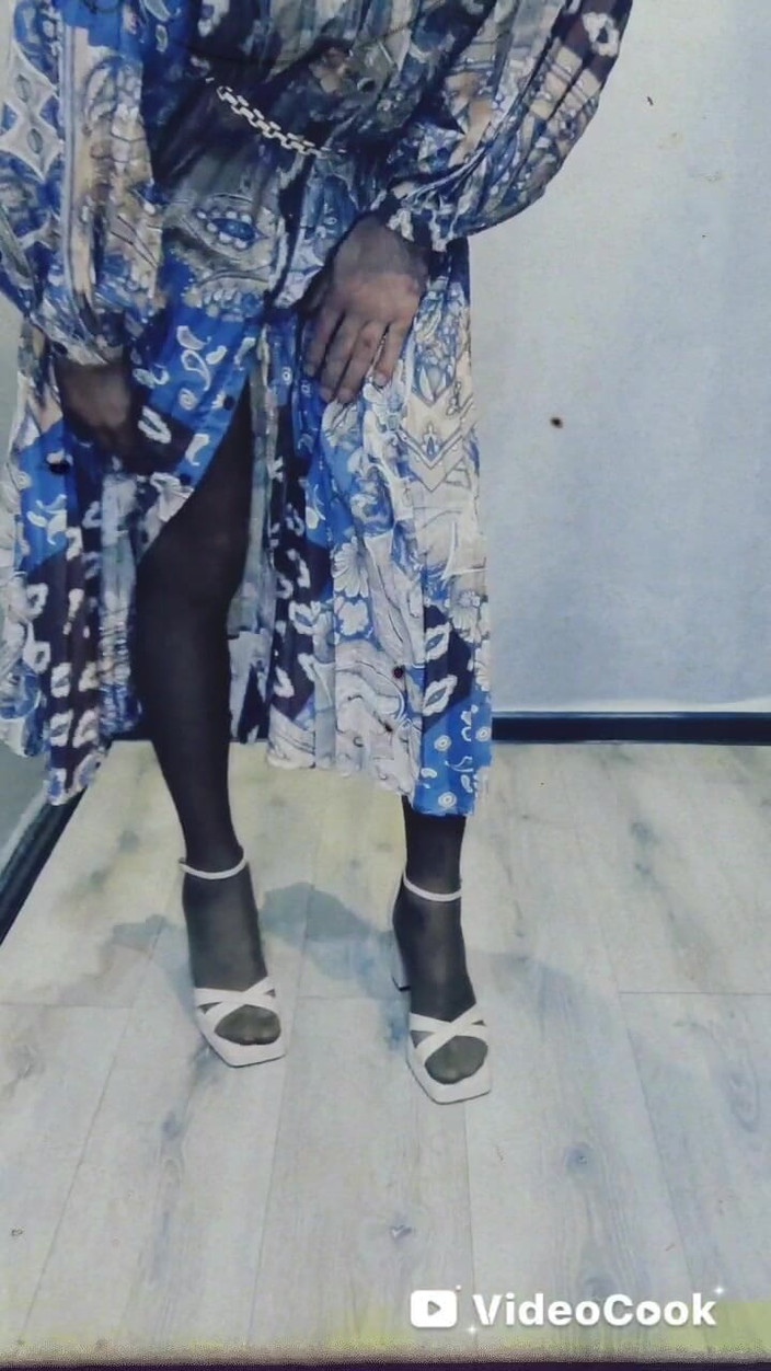 Lana Cross: Spaziergang um das Haus