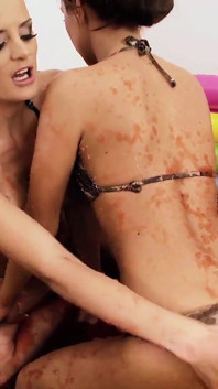 Amor lésbico entre Leila Bee y su amiga dos putas amantes del fetiche con grandes tetas se lamen los coños y se tocan