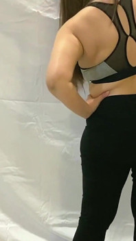 Sıkı taytlı ve spor sutyenli anne ile ateşli yoga