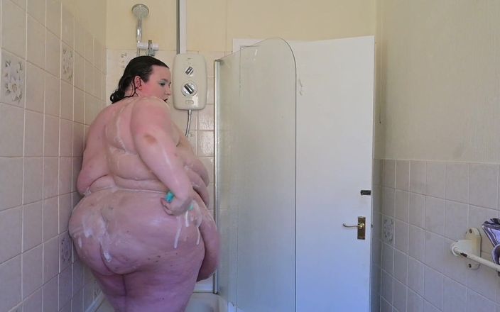 SSBBW Lady Brads: Shower Godess Fat Belly Queen