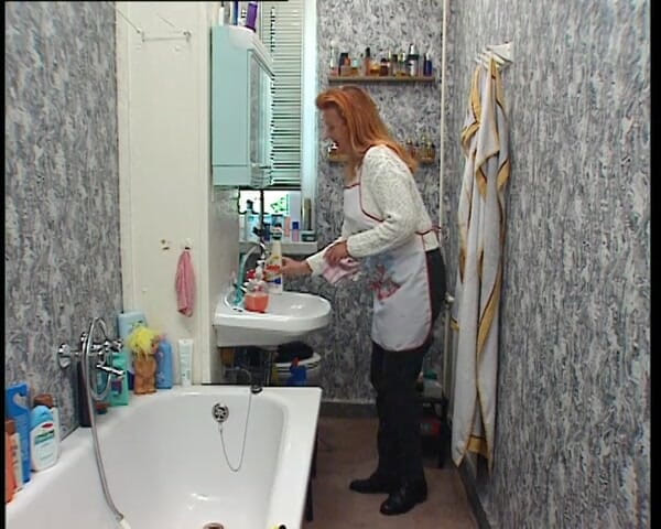 YOUR FIRST PORN: Der Badewanne'da Tante Nina Wanst - Nina teyze küvette mastürbasyon yapıyor