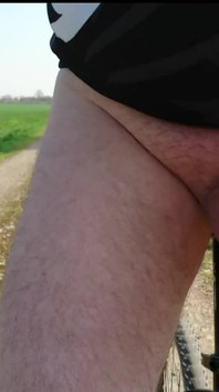 Sin fondo en la bicicleta, nudista 2019