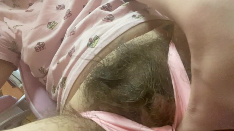 Cuteblonde666: Super owłosiona cipka sprawia, że jej majtki są brudne, duże łechtaczki masturbacja