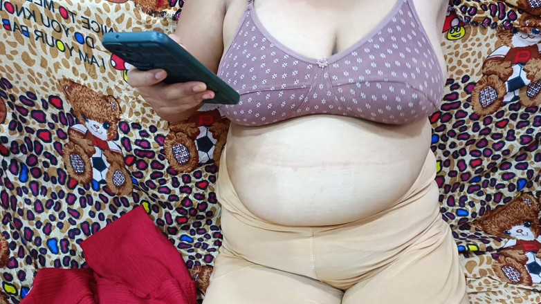 Catchybusty: Desi bhabhi ingin bersantai tapi diam-diam