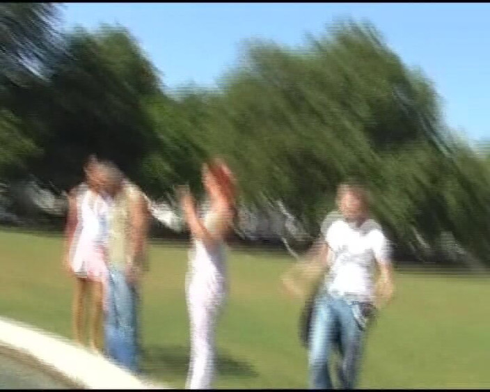 Deutsche Camgirls: Un mec excité baise deux allemandes incroyables dans la nature