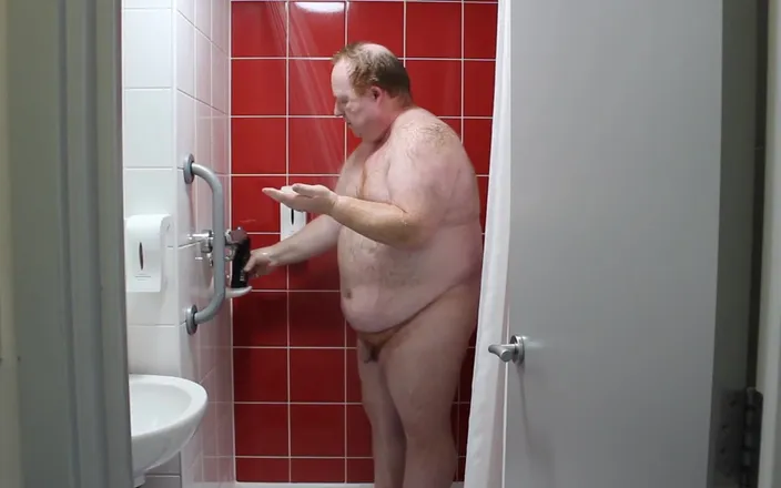 brummieboi89: Daddy Bear Showering in Hotel