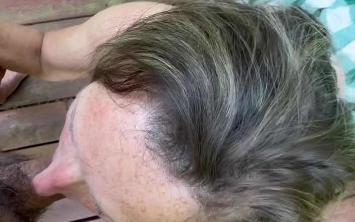 Bonewizzard69: Vrouw met eerlijke huidsproeten speelt buiten met de pik van...