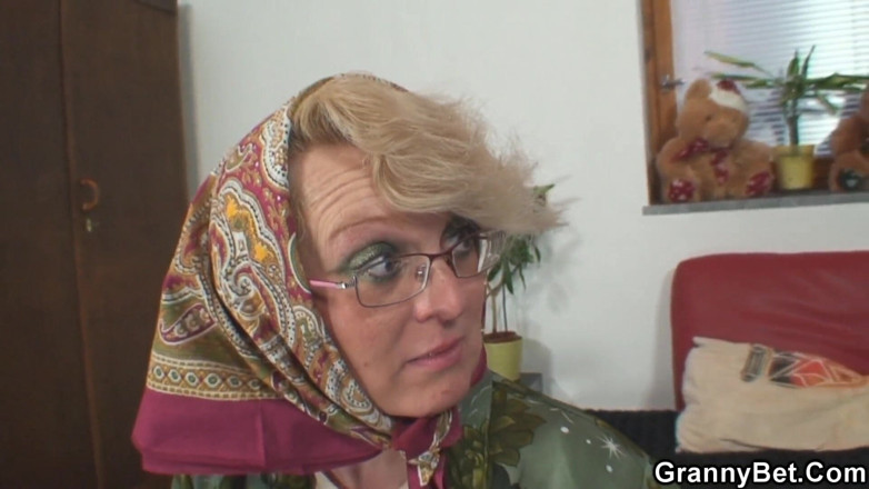 Granny Sluts: Ein glücklicher fund auf dem land