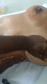 Real massagem com óleo caseiro de férias em estilo tailandês